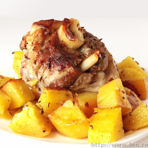 Roasted porc leg with potatoes