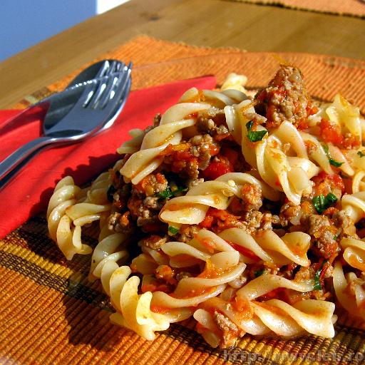 Fusilli cu sos cu carne si busuioc