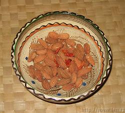 almonds * 1096 x 1000 * (235KB)